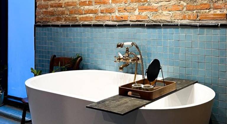 Serviced apartment with yard & hot tub — photo 4
