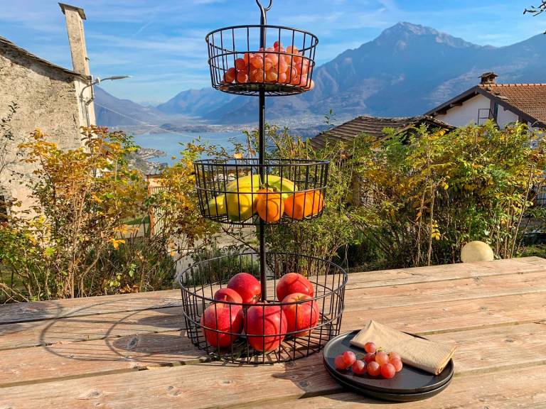 Vacation chalet nest with panoramic lake view in Gravedona