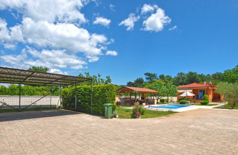 Children-friendly house with terrace, pool & barbeque | Dogs allowed — photo 5