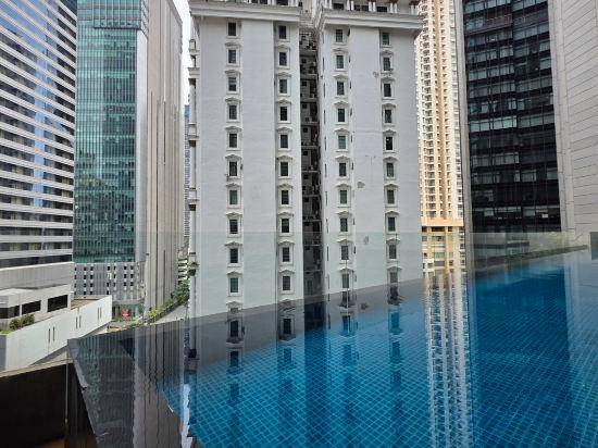Holiday apartment with pool, patio & hot tub | Close to Petronas Towers | Water view — photo 5