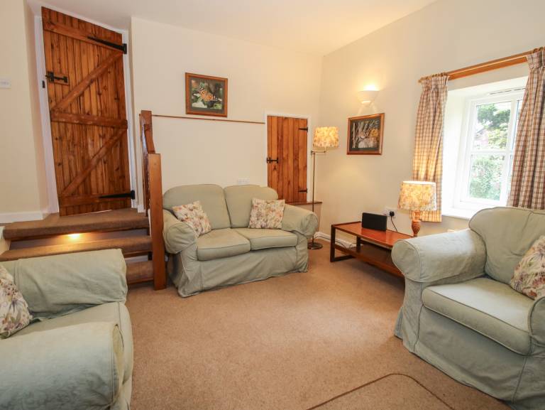 Cottage with garden — photo 3