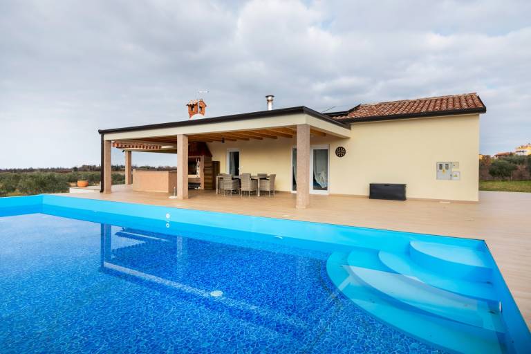 Vacation home with grill, hot tub & pool in Novigrad