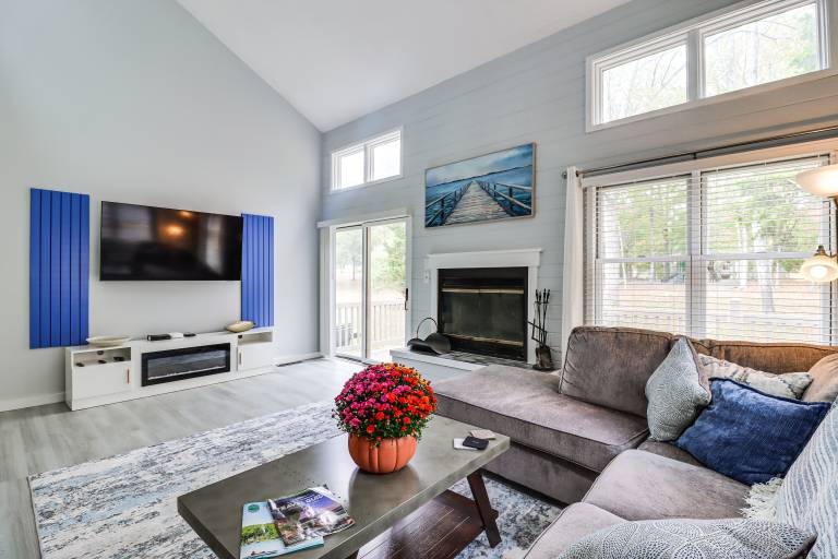 Family Gem w Deck Across From Shawnee Mountain