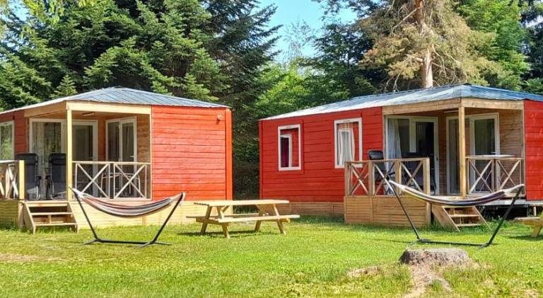 Chalet et mobil homes dans la montagne au Camping les Sapins in Foix