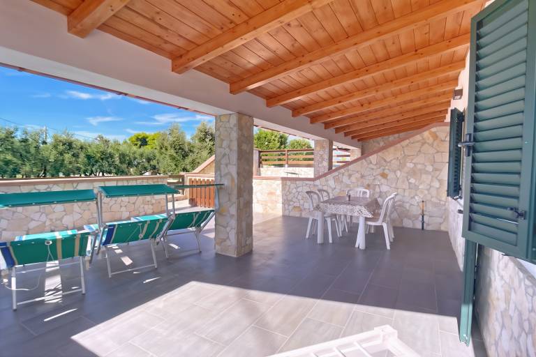 Apartment with yard, BBQ & patio | Garden view — photo 2