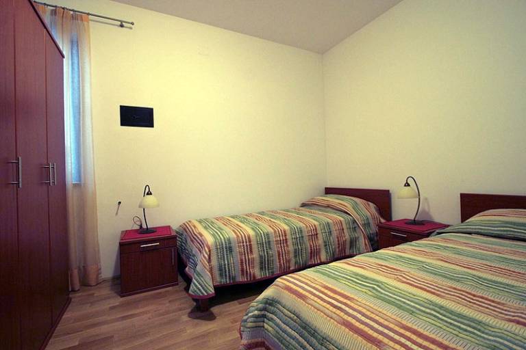 Apartment with barbecue & patio — photo 4