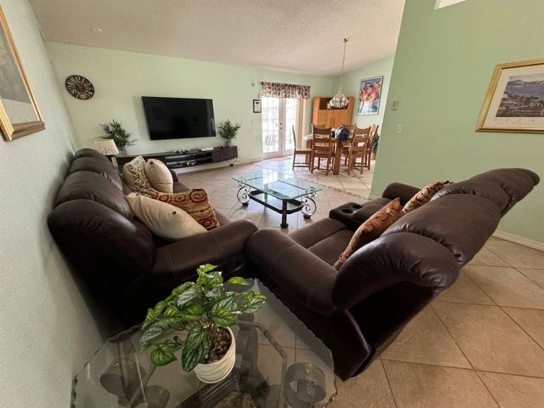 Vacation home with private pool, barbecue & yard — photo 5