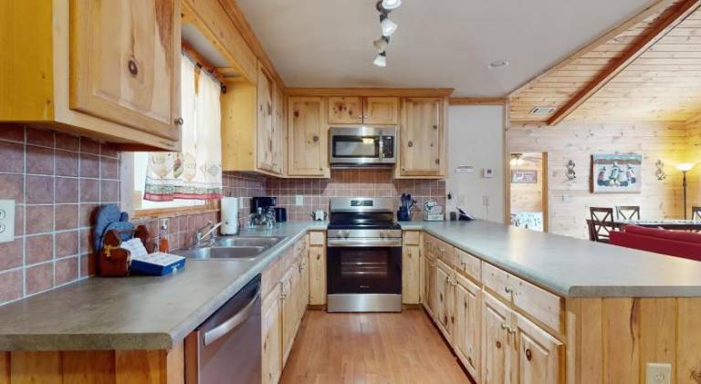 Big vacation home with jacuzzi | Pets allowed — photo 3