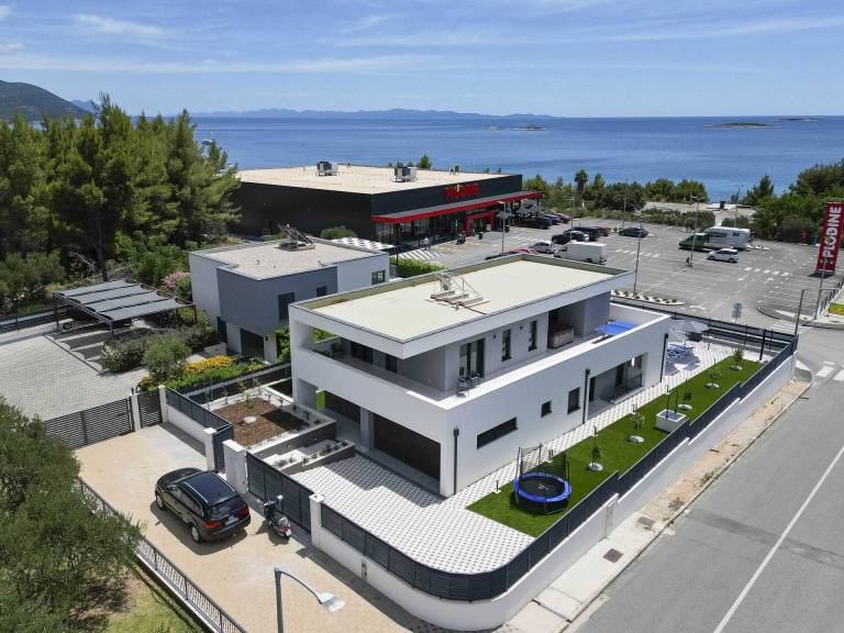 Villa with terrace, garden & barbecue | City view — photo 4