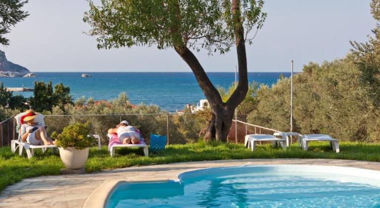Vacation home with yard, pool & terrace | Pet-friendly — photo 3