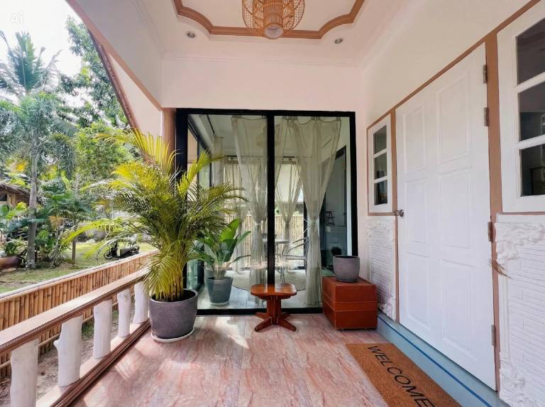 House with pool & yard — photo 4