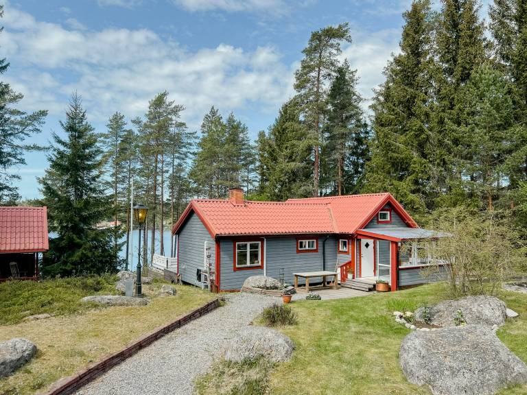 Lakeside holiday home with sauna near Karlskoga — photo 2