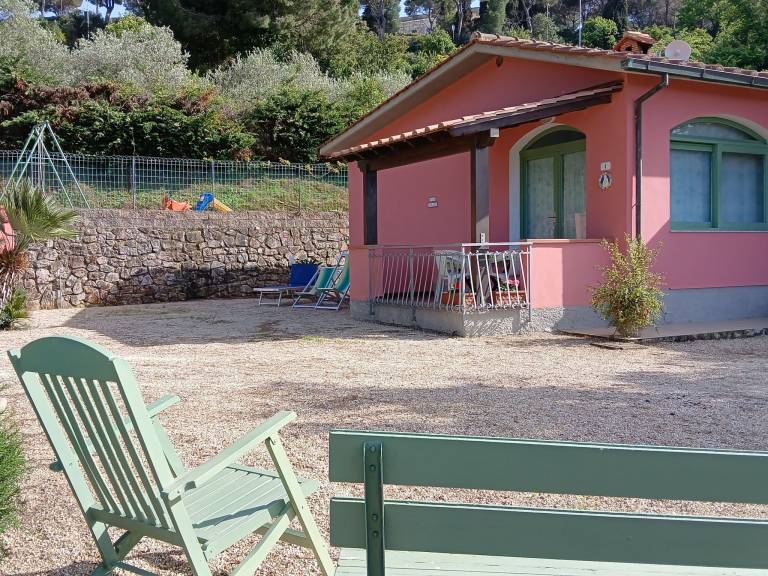Apartment with patio, barbecue & yard | Mountain view — photo 3