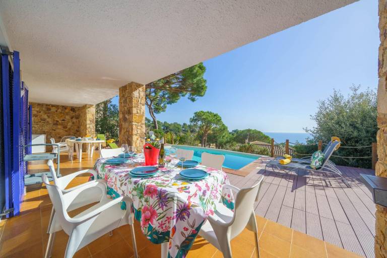 Vacation home with barbeque, yard & terrace — photo 3
