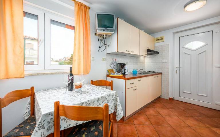 Comfortable flat just 250 metres from the beach with large garden and barbecue — photo 5