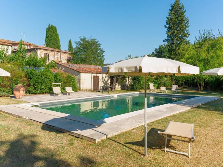 Rental apartment with garden, pool & BBQ in Asciano
