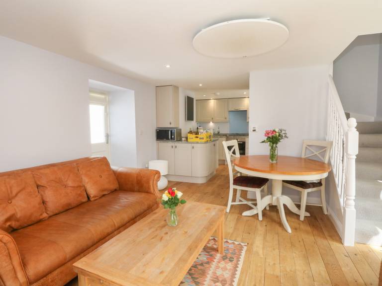 Family-oriented lovely cottage with yard | Pets allowed — photo 4