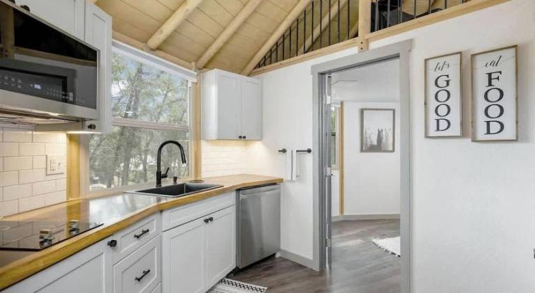 House with jacuzzi — photo 4