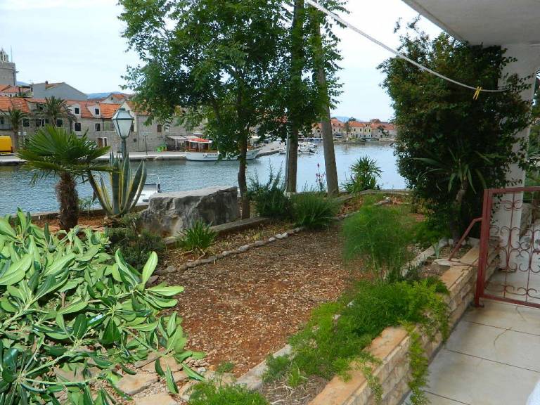 Lovely dedicated room with barbecue, patio & yard | Sea view | Pets allowed — photo 2