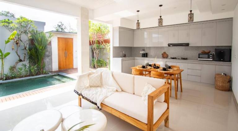 Family-friendly villa with barbeque, private pool & garden | Perfect for remote work | Pets allowed — photo 2