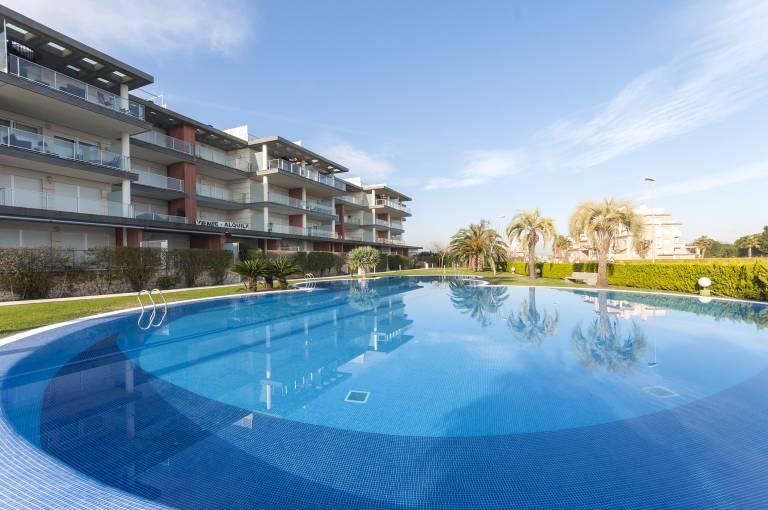Rental apartment with yard, terrace & pool — photo 4