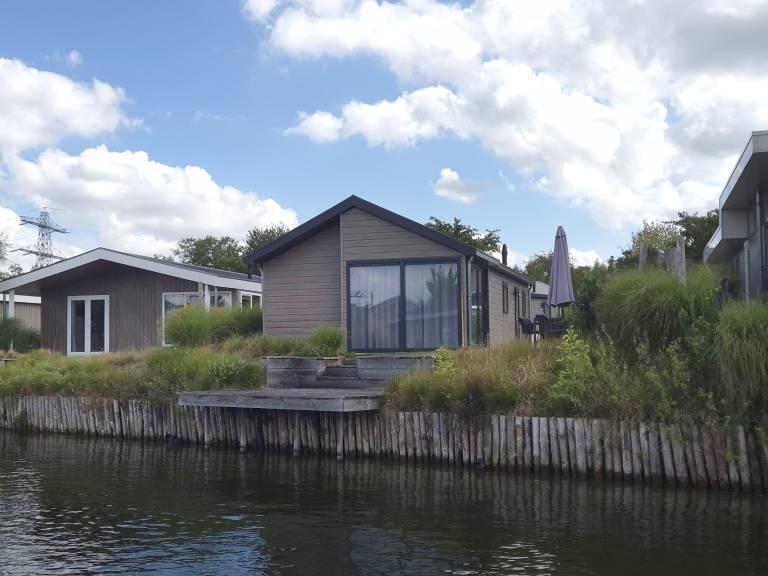 Chalet with 3 bedrooms a terrace and a jetty