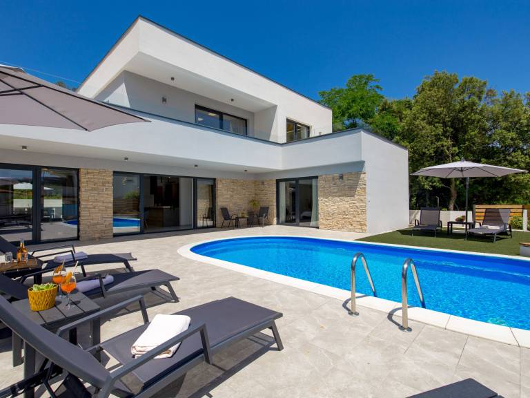 Vacation home with grill, garden & private pool - 1