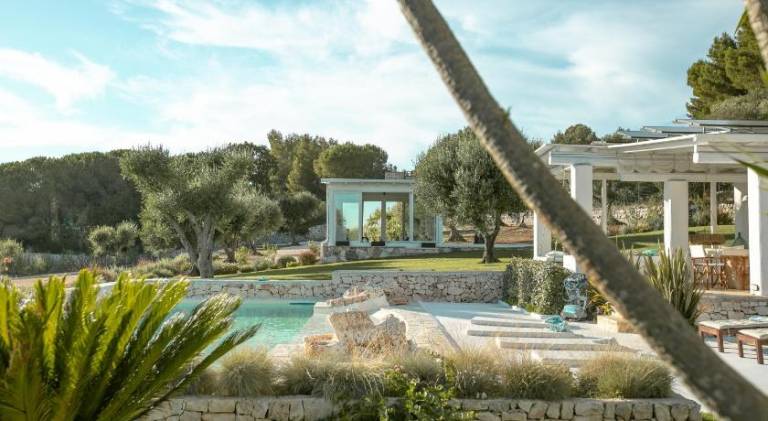 Villa with pool — photo 4