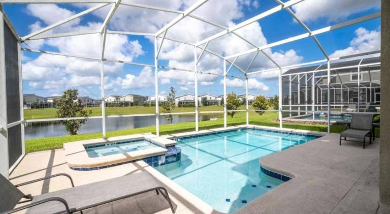 Vacation home with jacuzzi & pool — photo 3