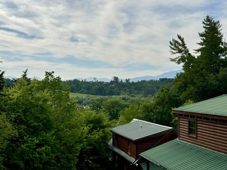 Cabin with pool, hot tub & BBQ | Mountain view — photo 4