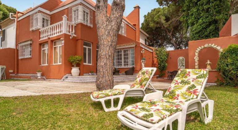 Vacation home with pool, patio & garden in Chiclana de la Frontera