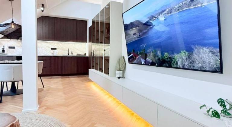 Luxury New Apartment with Balcony Steps from Wenceslas Square — photo 2