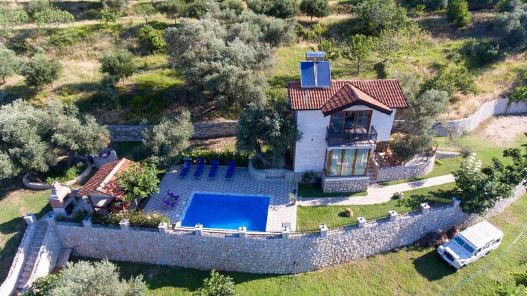 Vacation home with grill, garden & pool — photo 4