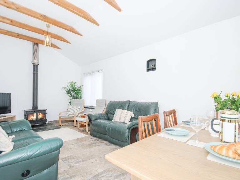 Cottage with yard & hot tub — photo 4