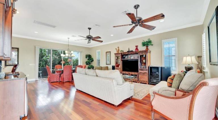 Vacation home with pool — photo 3