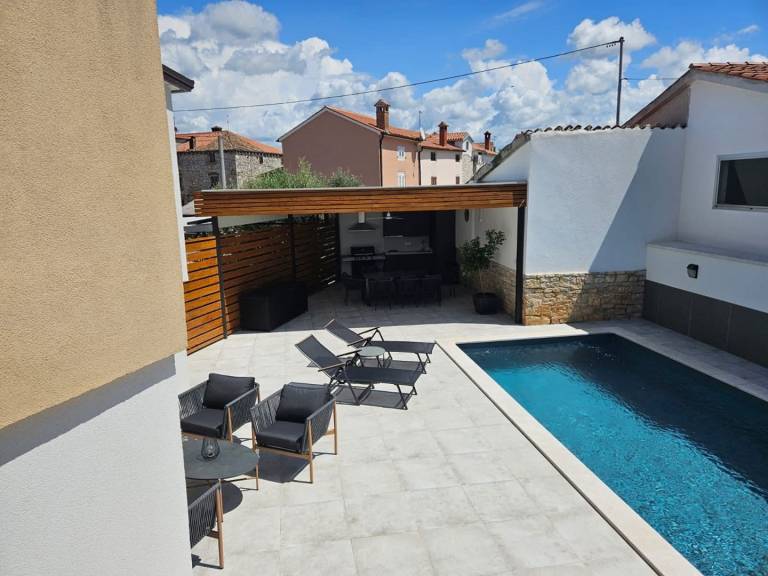 Holiday apartment with private pool, patio & grill — photo 3