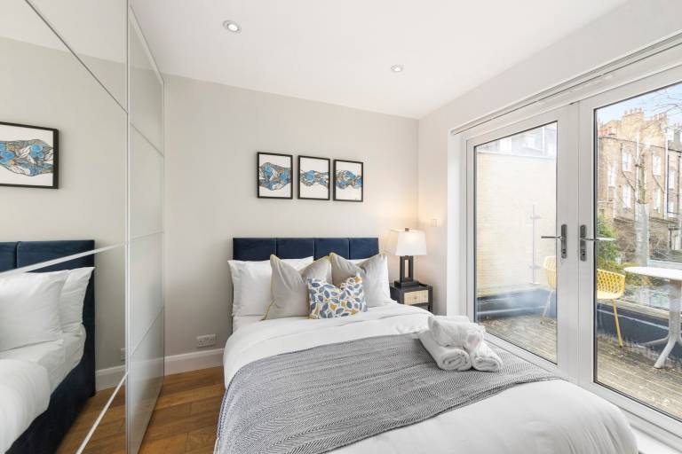 Tranquil Flat with Outdoor Space Prime Location