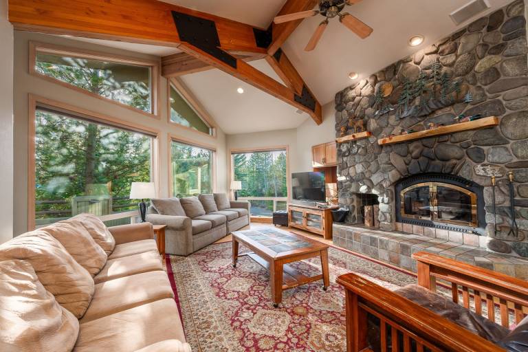 3 Mulligan - Hot Tub with Wooded Views, Wine Cellar, SHARC passes, Comfort & Style in Bend, OR