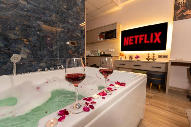 Jacuzzi & Big Screen By Buddies Home in Faridabad