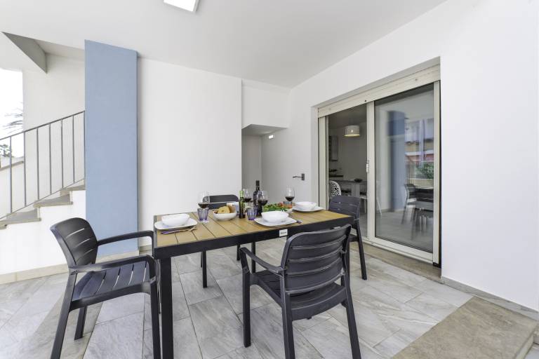 Apartment with yard — photo 4