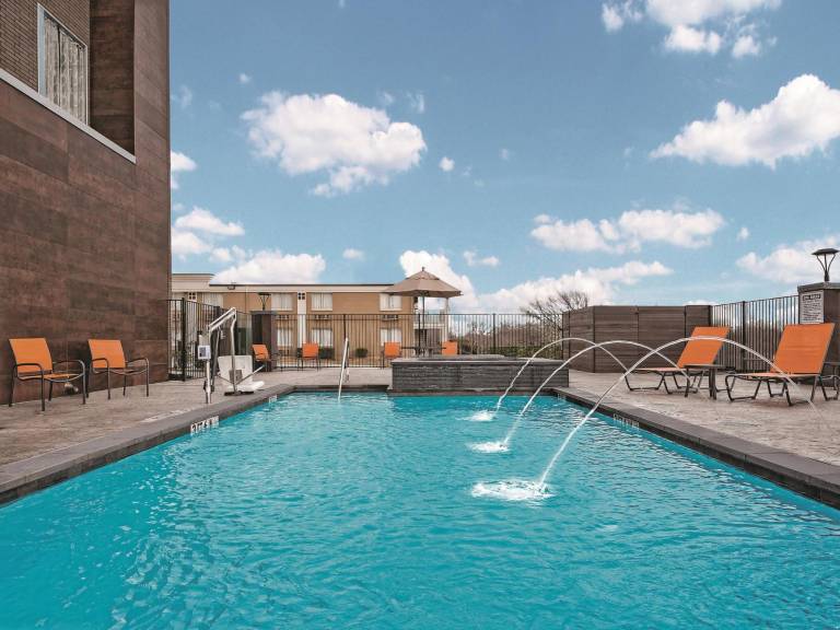 La Quinta Inn & Suites by Wyndham Dallas Grand Prairie North — photo 3