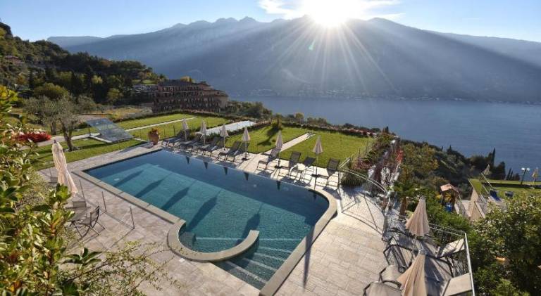 Holiday apartment with terrace, sauna & hot tub | Pets are welcome in Tignale