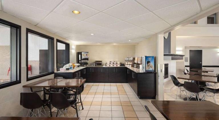 Super 8 By Wyndham Sainte Agathe Des Monts — photo 4