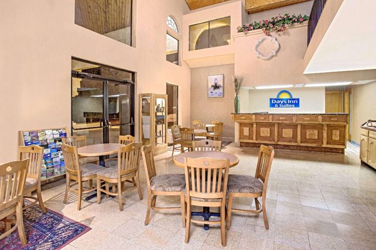 Days Inn & Suites by Wyndham Red Rock-Gallup — photo 2