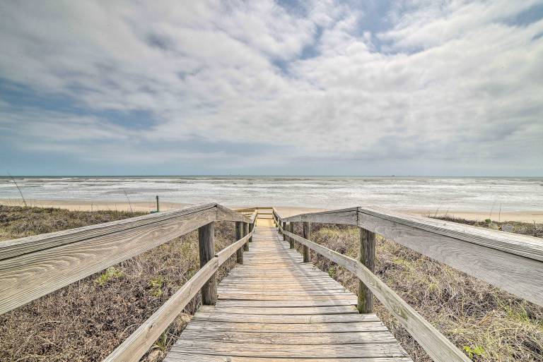 Oceanfront Texas Condo w/ Pool: Pets Stay Free — photo 5
