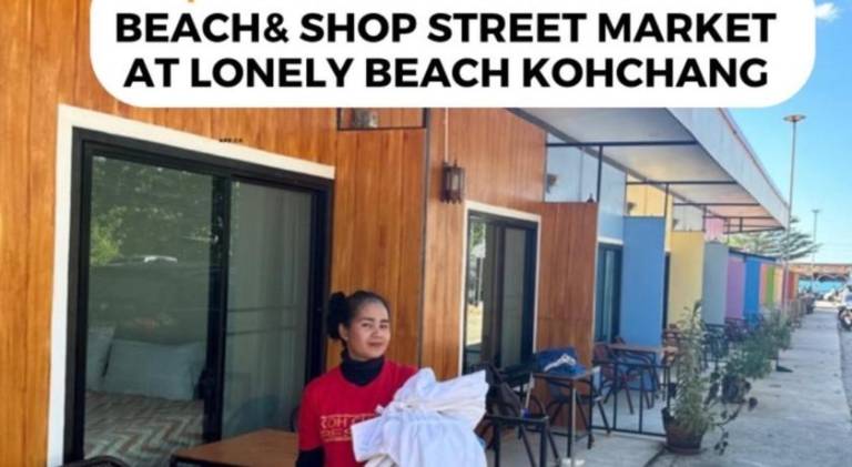 Lonely beach complex titanic hotel in beach shopping street markets ในศูนการค้าติดทะเล in Ko Chang