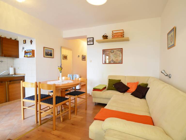Pleasant rental apartment with hot tub, BBQ & yard | Pets are welcome — photo 4