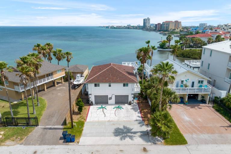 House with garden, private pool & patio in South Padre Island, TX