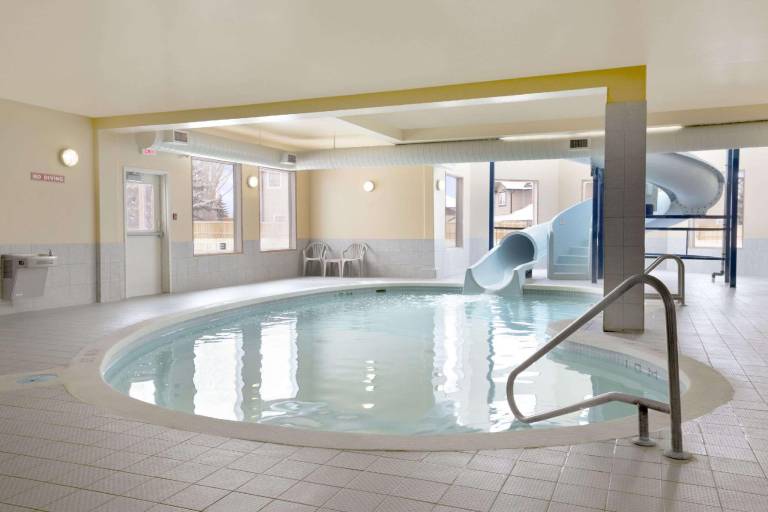 Days Inn by Wyndham Moose Jaw — photo 2