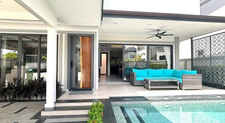 Villa with pool — photo 5